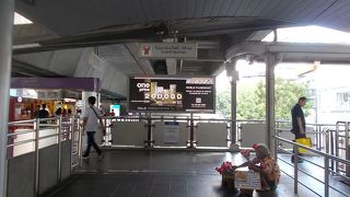 町の南のエリアにあるBTS駅の一つです。