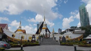 町の南のエリアにあります。