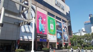 町の中心的なエリアにあります。