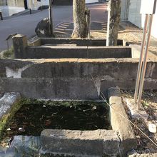 かつてはここに湧き水があったようです