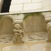 外観。上部のモディロン（持ち送り）