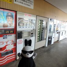 ずらりと並んだ自動販売機