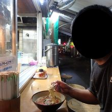 屋台風で外の風にあたりながら沖縄そばを楽しめる