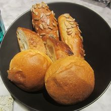 上の細長いパンに付いているのが、ヒマワリの種