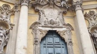 色鮮やかな絵画が多い教会