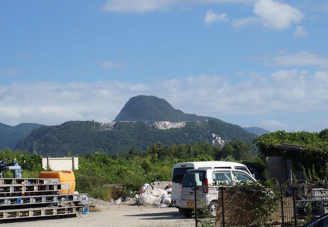 田川からよく見える独特の形の山