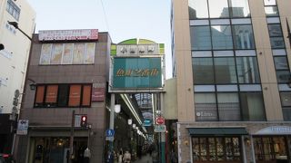 昭和レトロなアーケード街になっており、中年以上の女性が特に多いように思えました。