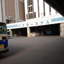 バスターミナルの表示は入口にある