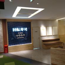 この地味な看板が目印