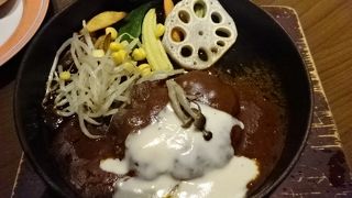 メインはファミレスに毛の生えた程度、ビュッフェのレベルも低い