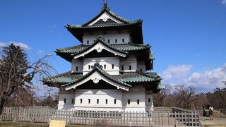 江戸時代後期建築の天守は現在石垣修復工事中のため石垣のない本丸に曳家されています。