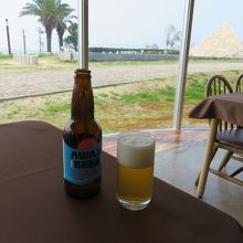 店内から公園が見えます