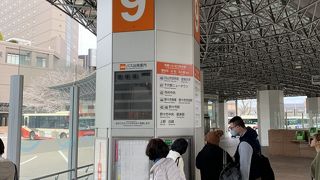 東口の大きなバスターミナル