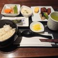 朝食の麦とろろごはんがおいしい