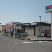 バス停横のスーパーマルヤス玉川店