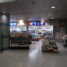 1階という不利な場所で頑張っている空港書店