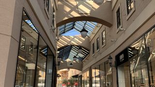 洒落たショッピングモール