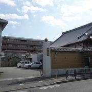 旧甲州街道と三鷹通りの角に位置する静かなお寺