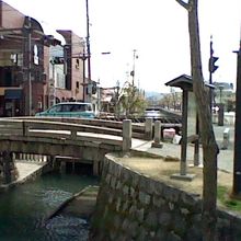 車道側をバックに橋を撮影するとちょっと味気ない感じかも