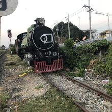駅構内のSLはバンコク側の踏み切りの向こうに