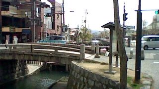 昔の美観地区と現代の境界線という感じの橋です