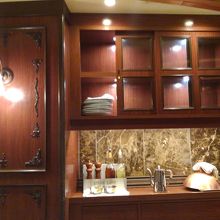 カウンター一番奥で悠々