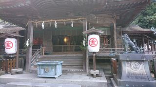 御本宮の右にあります。