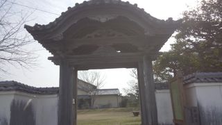 唐津藩の貴重な門、屋根がおしゃれ