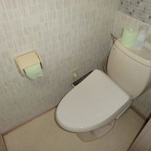 共同のトイレにはウォッシュレットがあります。