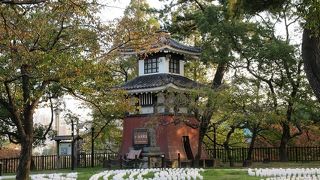 お城に隣接する石垣の残る場所を含む広大な公園です。