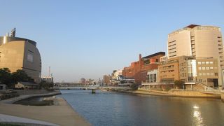 デザインにもこだわった橋が何本もかけられていて、特徴ある眺望が楽します。