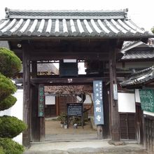 山門　庭園は奥で開花期のみで有料