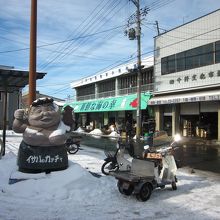 ＪＲ陸奥湊駅前のイサバのカッチャ像です！