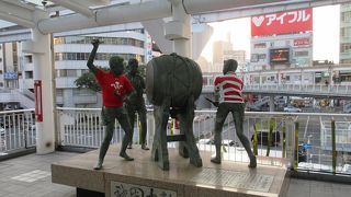 三人の少年には赤いラグビーのユニフォームが着せてありました。