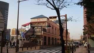 飲食店や"mont-bel"というアウトドアブランドの大きな店舗が入居していました。