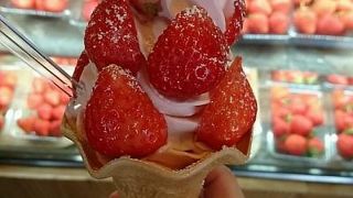 オニ盛りいちごソフトクリーム