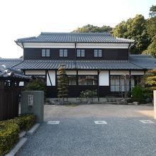 正面玄関前入口