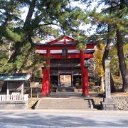 赤い鳥居が目立つ神社