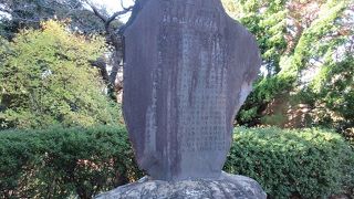 顕彰碑の文字は古く読み取りにくいです。