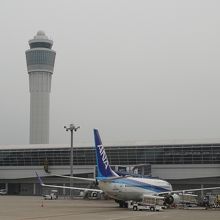 駐機していたANAの飛行機と中部空港の管制塔です