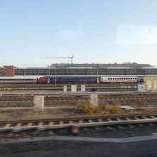 左が機関車牽引のICE-MET