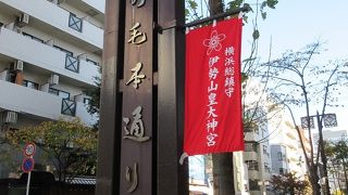 道路も歩きやすいように車道と歩道が分離されてますし、街灯一つとっても綺麗なデザイン。