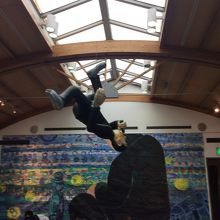 天井からも作品がぶら下がっています