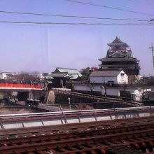 名古屋を出て川を渡る所で見える清洲城など良さげな車窓もあり