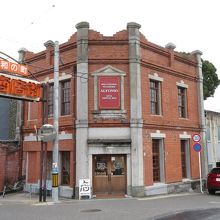 旧共立高田銀行（現在はパン屋）