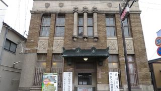 ひときわ目を引く昭和初期の建物