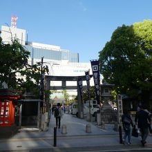 神社の背後は西鉄福岡天神駅と福岡三越の駅ビル