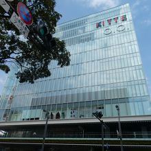 ガラス張りの外観に今日は空が写ってます