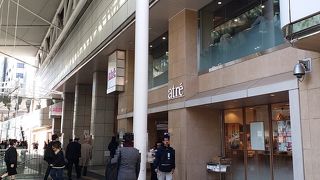 カフェやレストラン、女性受けしそうなファッションを扱う専門店などが多数はいっていました。