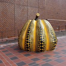 建物の外に展示されていました